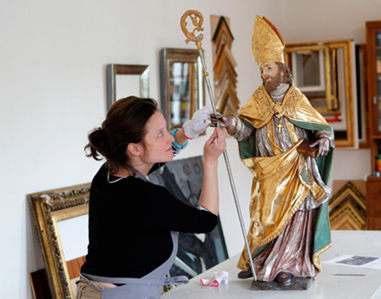 Skulptur des Heiligen Maternus wird von Katrin Etringer restauriert