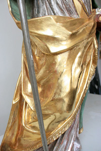 Vergoldetes Gewand der Skulptur des Heiligen Maternus nach der Restaurierung